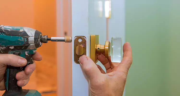 Broken Door Knob Fix in Lauderdale Lakes, FL