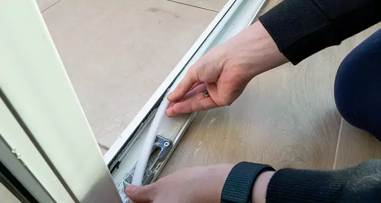Garage Door Off Track Repair in Lauderdale Lakes, FL