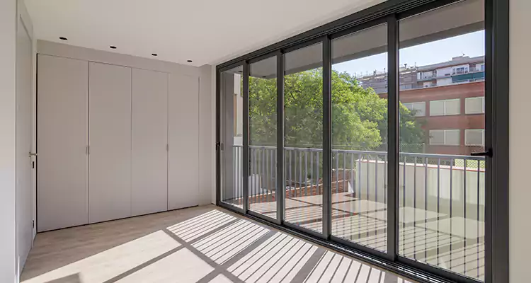 Fix Sliding Screen Door Track in Lauderdale Lakes, FL